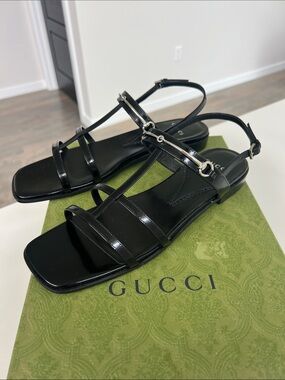 Gucci black patent leather t-strap silver horsebit flat open toe sandals 39